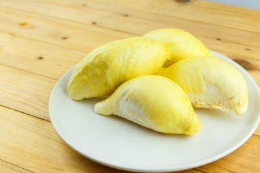 Durian grubu beyaz tabakta, Tayland 'ın meyvelerinin kralı..