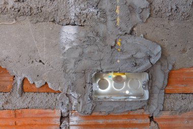 Elektrik prizi tasarımı tuğla duvara konur.