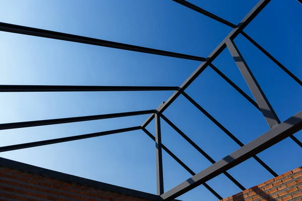 Mavi gökyüzünün altındaki yeni ev için metal çatı yapısı.