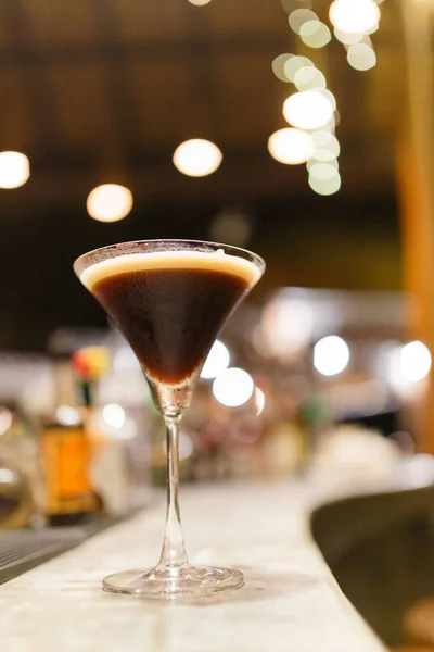 Koyu kahveyle karıştırılmış bir kokteyl..