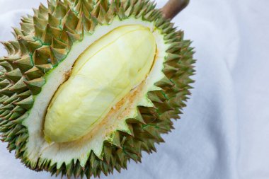 Beyaz arkaplanda ihracat için olgun Tayland duri meyvesi.