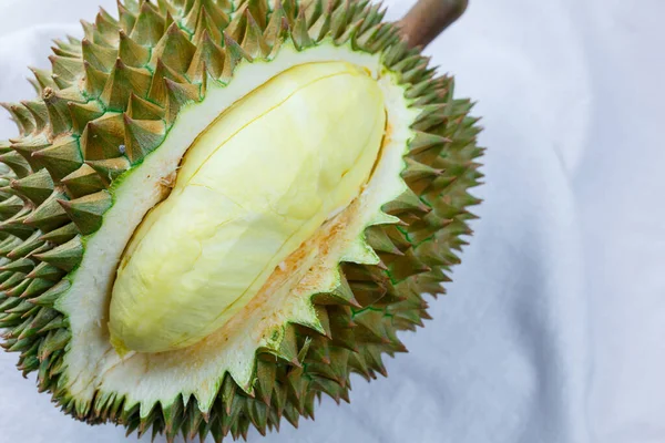 Beyaz arkaplanda ihracat için olgun Tayland duri meyvesi.
