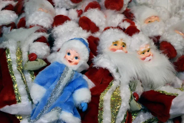 Güzel bebekler Kar Kızı ve Noel Baba. 