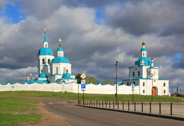 聖なる変容の修道院 Spaso Preobrazhensky修道院の複合体は Yeniseiskの歴史的な部分の丘の上と南の斜面を占めています — ストック写真