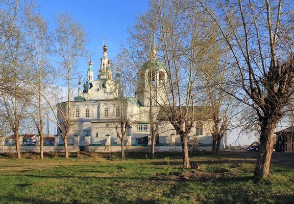 耶尼舍斯克市的春天风景与圣母升天大教堂 克拉斯诺亚尔斯克地区 俄罗斯 — 图库照片