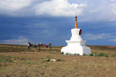 Stupa, yarıküresel hatları olan bir Budist mimari ve heykel dini binasıdır. Başlangıçta bir kutsal emanetti, sonra bir anıta dönüştü, bir olayın onuruna dikildi..