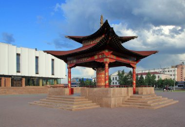 Kyzyl, Tuva (Tyva, Tyva Republic), Rusya. 06.20.2021. Tyva Cumhuriyeti Ulusal Müzik ve Drama Tiyatrosu. Arat Meydanı 'nda Budist dua çarkı.