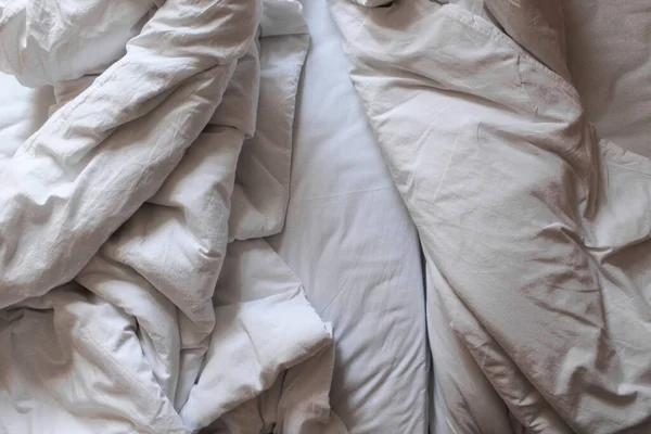 しわの多い白いベッドウェアトップビュー — ストック写真