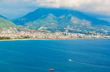 Akdeniz 'in güzel manzarası, dağlar, orman, şehir, marina.