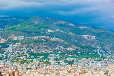 Dağdan Türkiye 'de Alanya Körfezi' nin havadan görüntüsü. Gök gürültülü bulutlar 