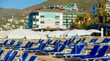 Kleopatra sahilinde branda sandalyeler ve güneş gözlüğü.