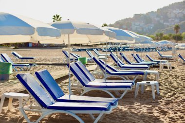 Kleopatra sahilinde branda sandalyeler ve güneş gözlüğü.