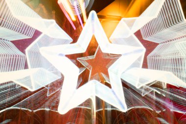 Bazı yıldız şekilli neon ışıkları zoom tekniğiyle kayıyor.