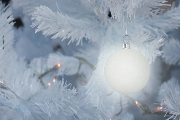 Een Bal Gloeilamp Hangt Aan Witte Kerstboom Voor Het Feestseizoen — Stockfoto