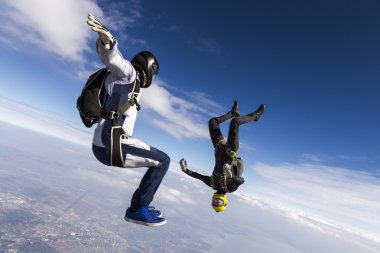 skydivers adet serbest düşme gerçekleştirmek..
