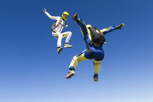 Skydiving photo. skydivers perform pieces in free fall. — Stock Photo, Image