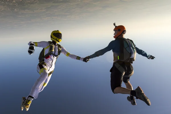 Jongen en meisje parachutist in vrije stijl. — Stockfoto