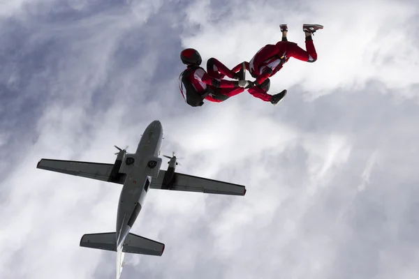 跳伞运动员从飞机上跳下. — 图库照片