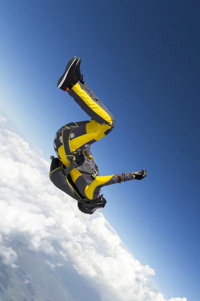 Girl performs in a free fall — Stockfoto