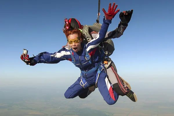 Fille avec l'instructeur en chute libre . — Photo