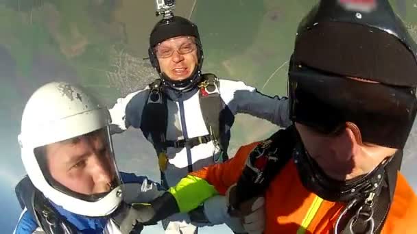 Professional skydivers doing free fall — Stock Video