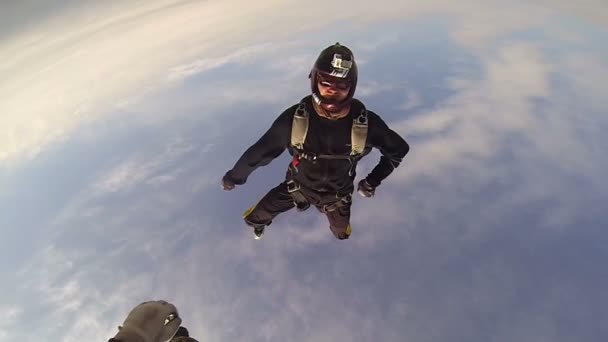 Profesyonel skydivers serbest düşüş yapmak — Stok video