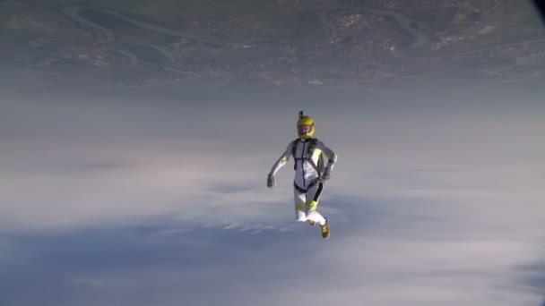 Professionele skydiver doen vrije val — Stockvideo