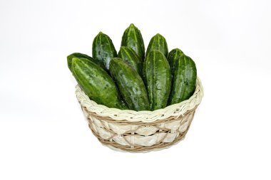 sepet içinde taze salatalık