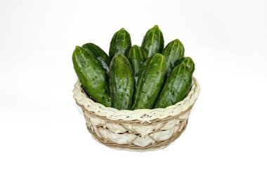 sepet içinde taze salatalık