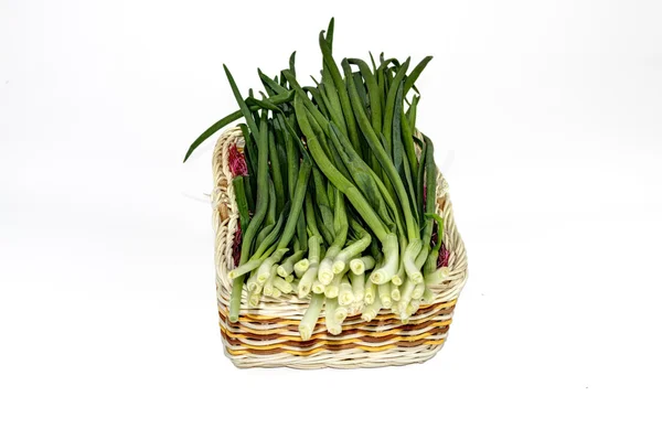 Зеленый лук в корзине — стоковое фото