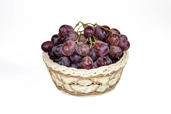 Куча красного винограда в корзине — стоковое фото