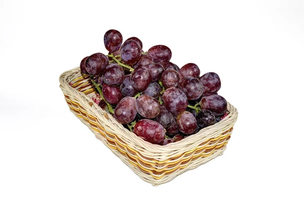 Куча красного винограда в корзине — стоковое фото