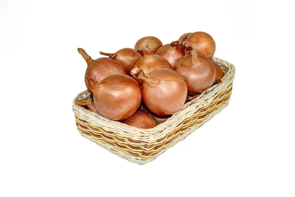 Dojrzałe cebuli w koszyku — Zdjęcie stockowe