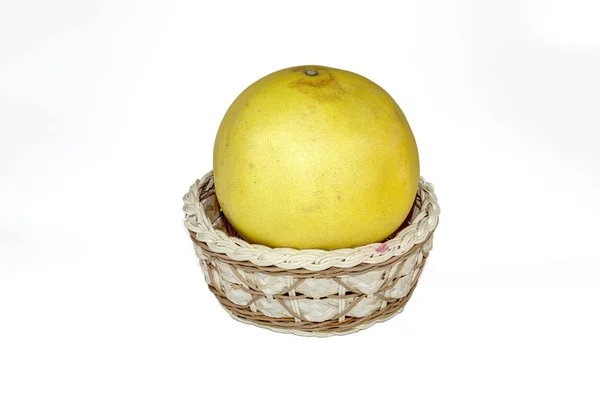 Помело или китайский грейпфрут в корзине — стоковое фото