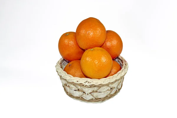 Dojrzałych pomarańczy w koszyku — Zdjęcie stockowe