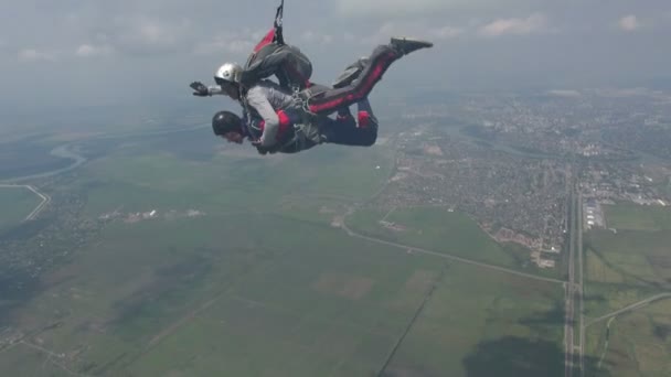 Tandemsprung mit Lehrer und Schüler. — Stockvideo