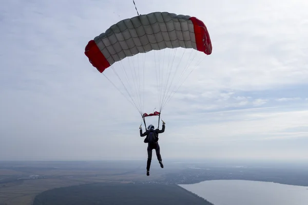 Parachutist descends on  parachute — Stock Photo, Image