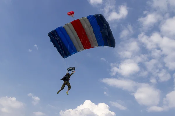 Fallschirmspringer stürzt am Fallschirm ab — Stockfoto