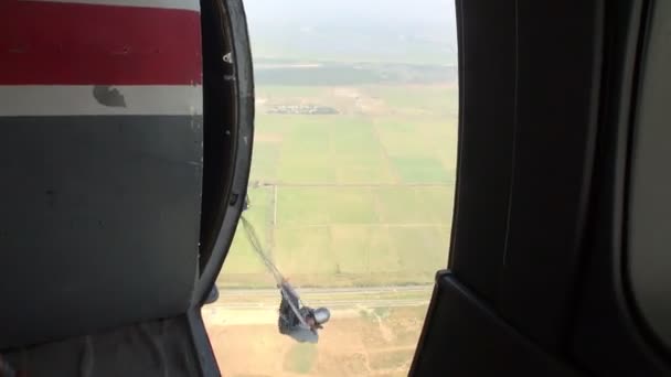 落下傘兵パラシュートでジャンプ — ストック動画