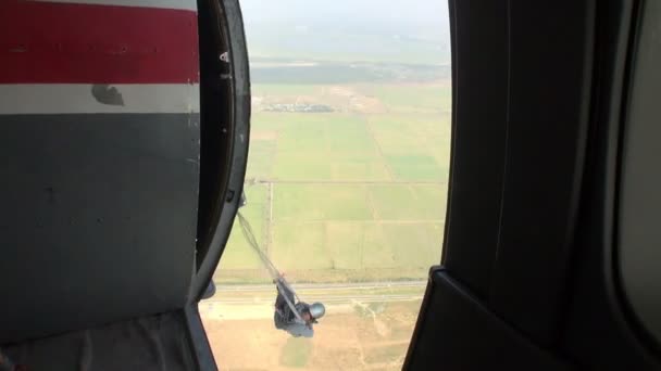 Парашютисты прыгают с парашютом — стоковое видео