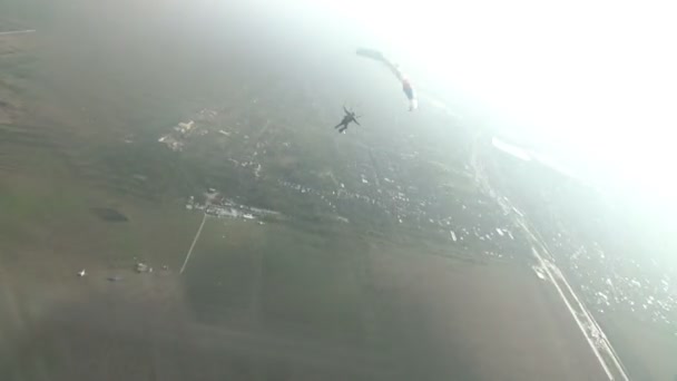 Parachutist descends on  parachute — Stock Video