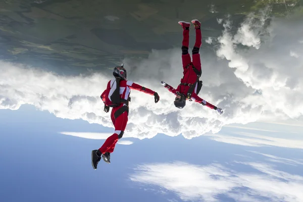 Parachutisten bouwen een figuur in een vrije val. — Stockfoto