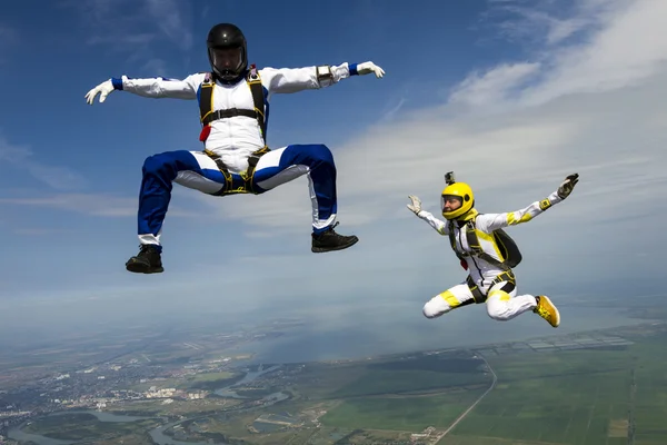 Girl and guy skydivers in freefall. — Stock Photo, Image