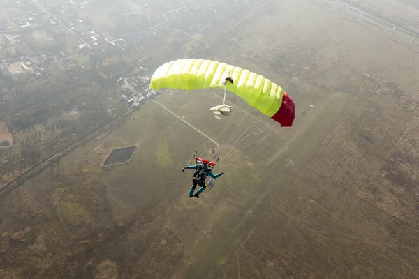Parašutista pilotuje jeho padák — Stock fotografie