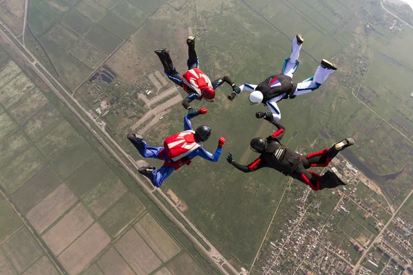 Sport parachutisten bouwen een figuur in een vrije val. — Stockfoto