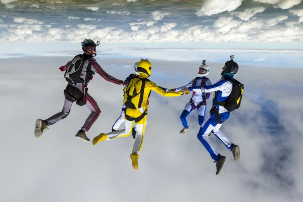 Fallschirmspringer sammelt Figur im freien Fall. — Stockfoto