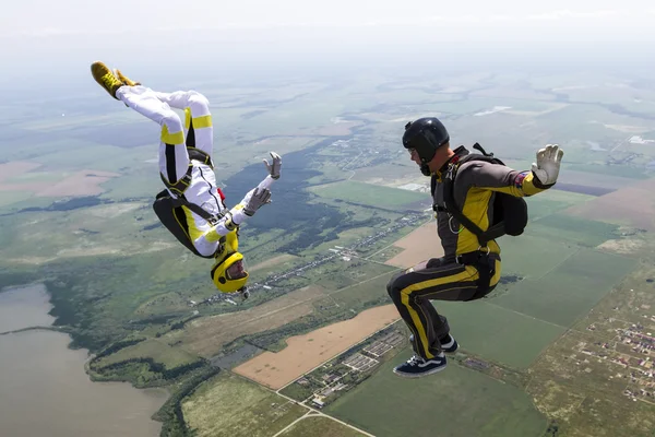 Mädchen und ein Mann Fallschirmspringer führen Stücke auf — Stockfoto