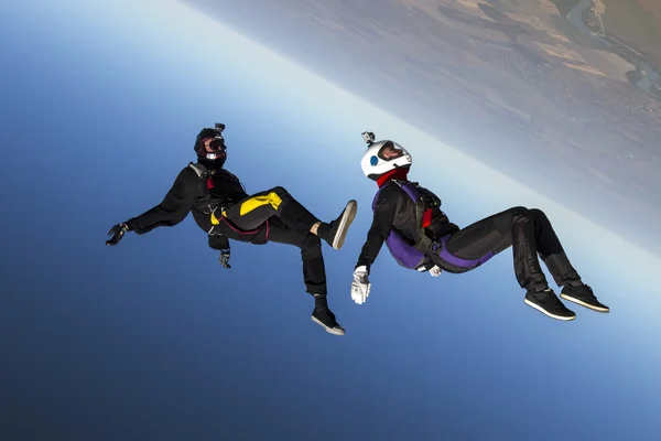 Fille et un gars parachutistes en chute libre — Photo