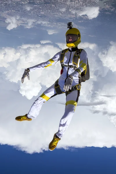 Paracaidista realiza figura freestyle Imagen De Stock