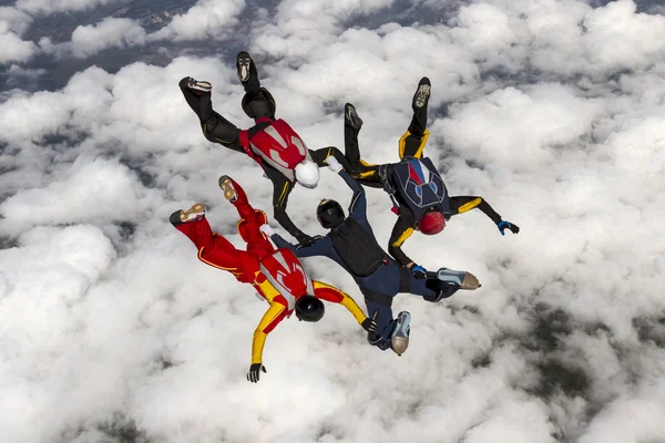 Parachutist build a figure in free fall — Stock Photo, Image